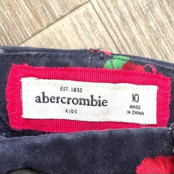 Abercrombie blue floral short shorts - Picture 3 of 8